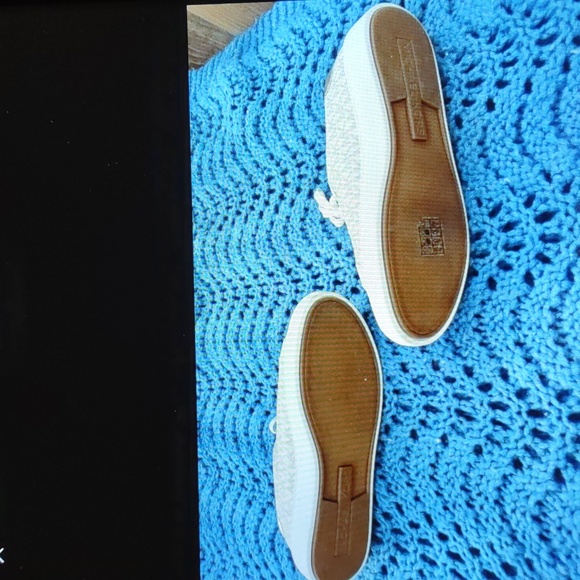 EUC Michael Kors Ivory/ Gold 9 M Women’s Sneakers - Picture 5 of 6